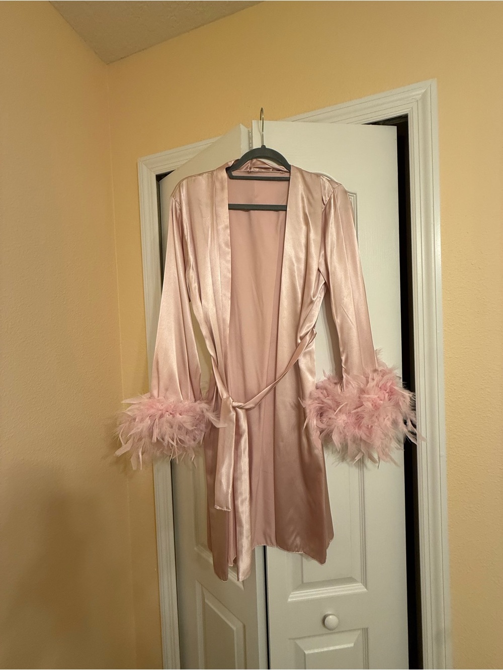 Silky Feather Cuff Robe - Pink